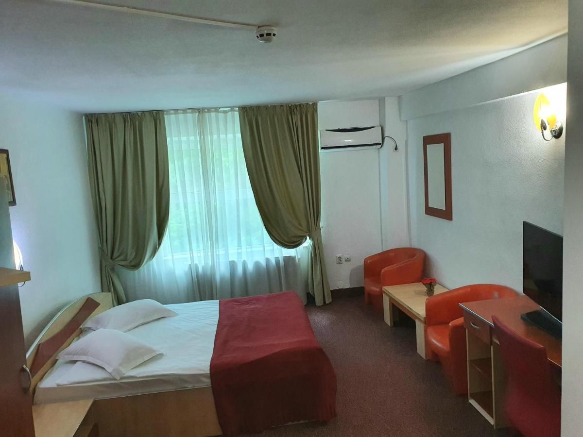 Отель Hotel Cornul Vanatorului Питешти-31